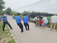 村民连人带车滑入灌溉渠 执法人员伸援手救助